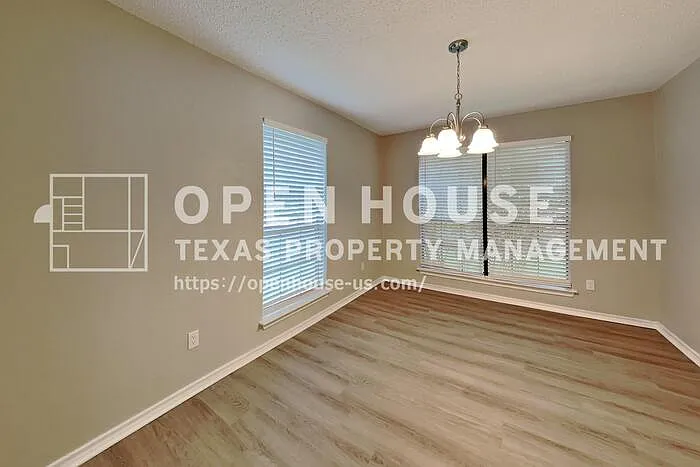 2621 Primrose Ln — Photo 6