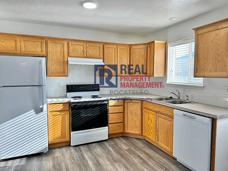 1596 Dustin Cir #C — Photo 3