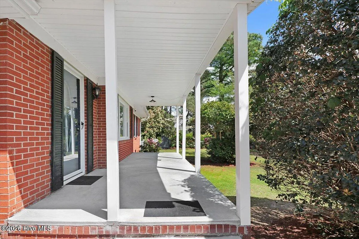 3 bed, 1.0 bath, 1520 sqft, $1,050 — Photo 2