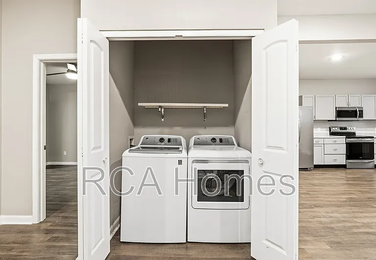 1452 Woodlawn Ave — Photo 5