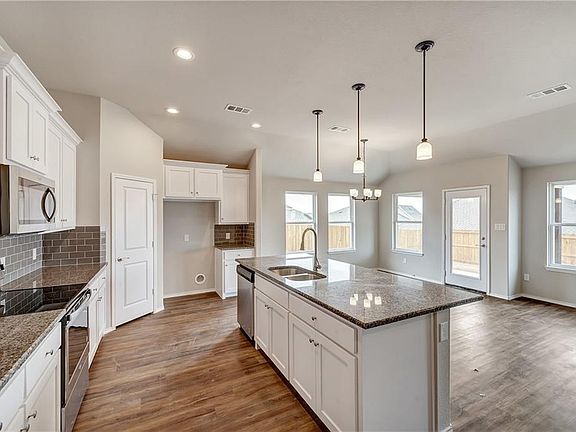 3rd image of 3908 Kensington Dr