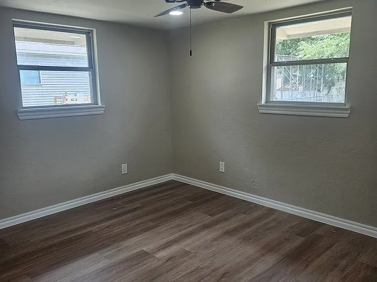 208 S Grand Ave — Photo 15