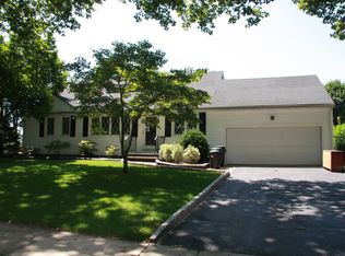 118 Burke Pl, Paramus, NJ 07652