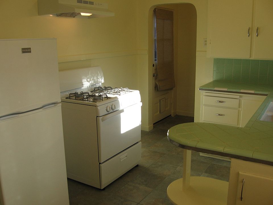 Sunny retro kitchen..