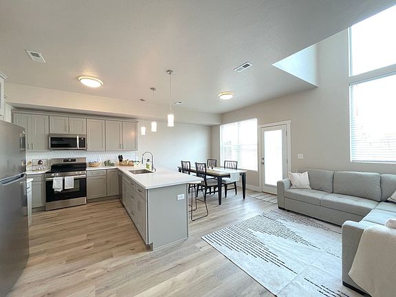 3rd image of 624 Eisenhauer St #202