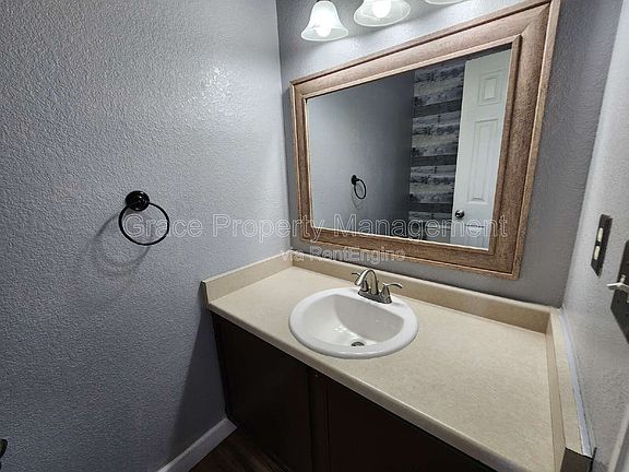 4th image of 10154 Wyandott Cir N