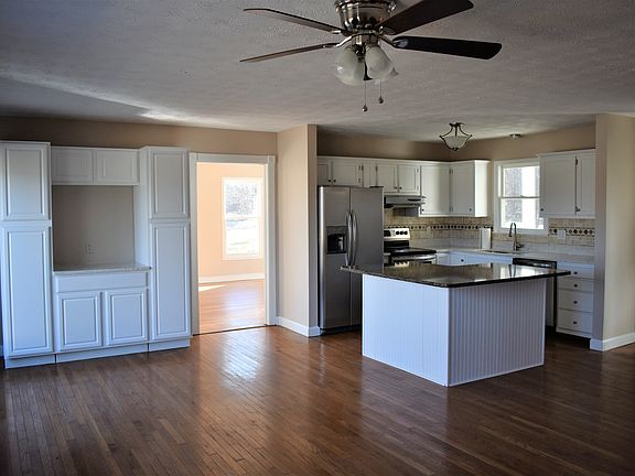 3rd image of 200 Hilltop View Ln