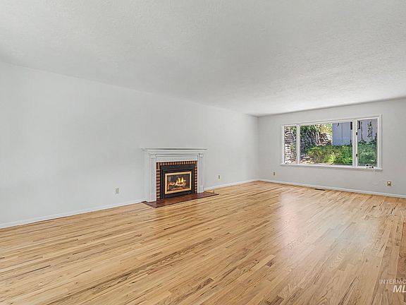 4th image of 1001 W Highland View Dr