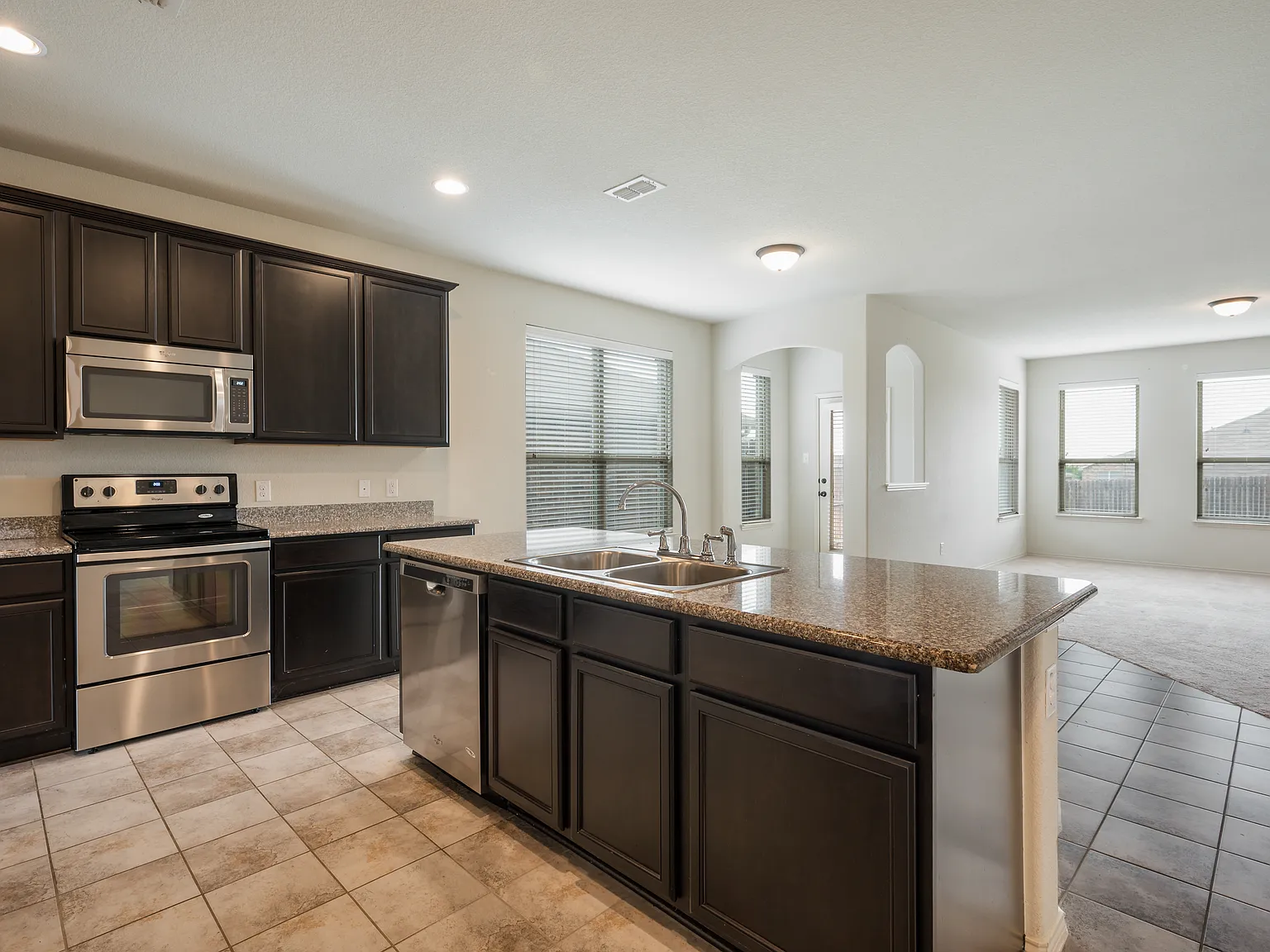5 bed, 3.5 bath, 3994 sqft, $3,650 — Photo 3