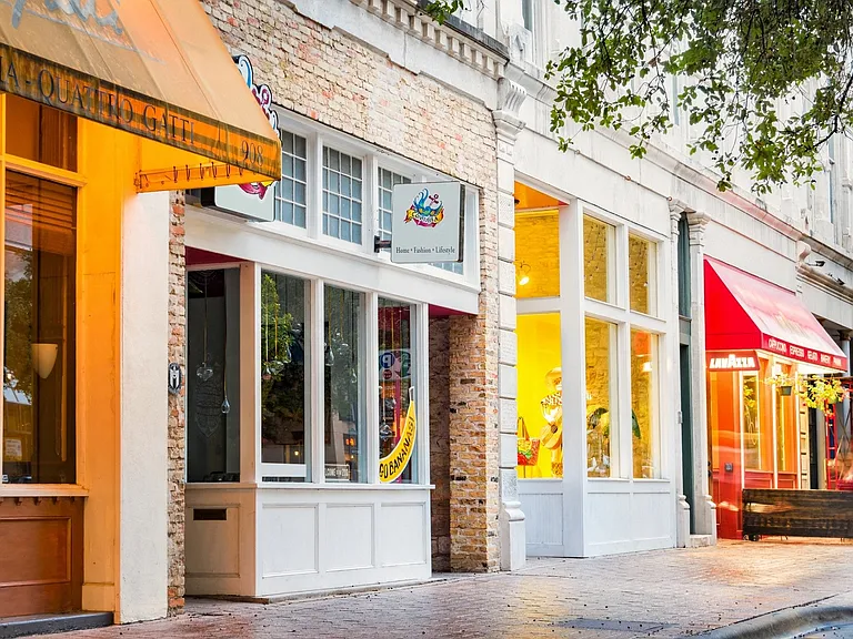 Endless shopping, dining and entertainment options within a 3 mile radius.