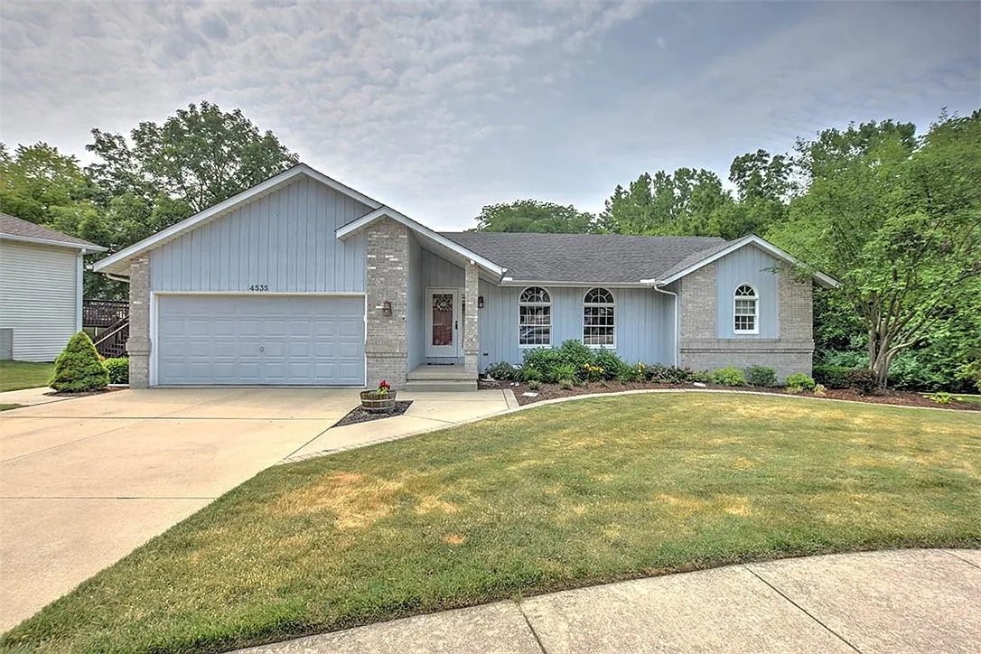 4535 Williamsburg Dr photo 1