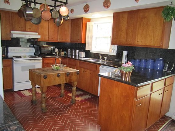 5th image of 375 McGuire Ave