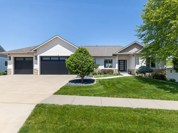 1899 Creek Wood Dr, Dubuque, IA 52003
