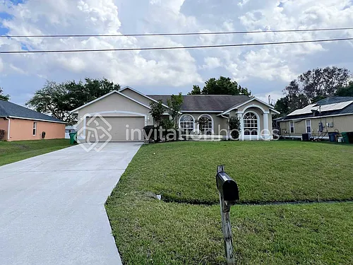 1933 SW Lennox St Photo 1