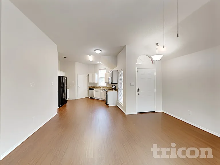 906 Pheasant Dr — Photo 3