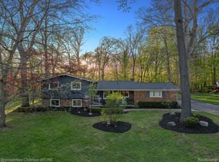 1123 Long Lake Dr, Brighton, MI