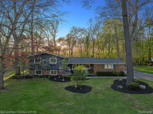 1123 Long Lake Dr, Brighton, MI 48114