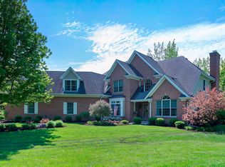 28 Old Lake Rd, Hawthorn Woods, IL 60047