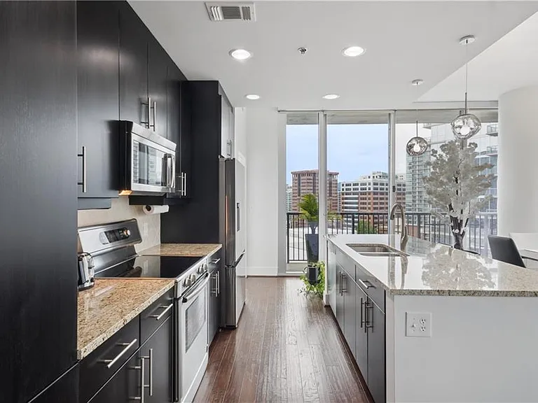1080 Peachtree St NE #1411 — Photo 15