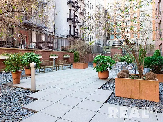 Rented by REAL New York | media 25