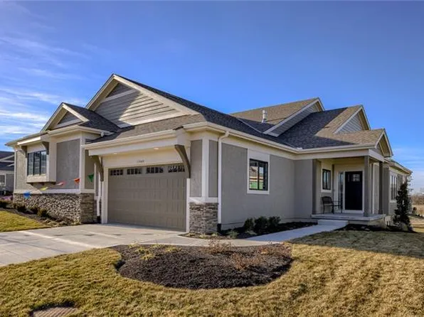 11440 S Waterford Dr, Olathe, KS 66061