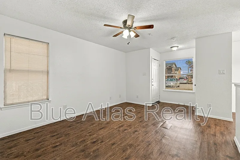 2 bed, 2.0 bath, 900 sqft, $1,225 — Photo 3