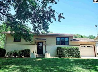 2809 N Acres Rd, Hutchinson, KS 67502