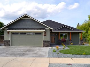 180 SW Quiet Water Ln, Grants Pass, OR 97527