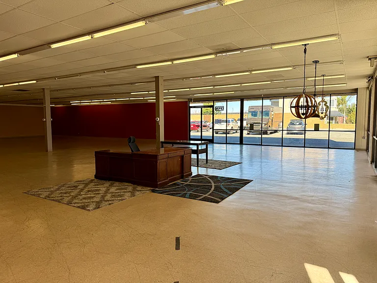1135 N Main St — Photo 5