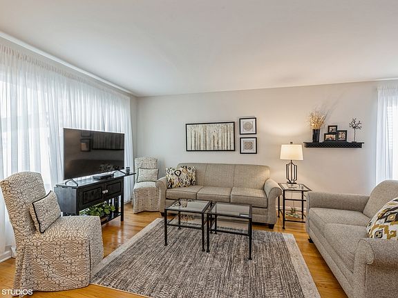2nd image of 312 W Calendar Ave