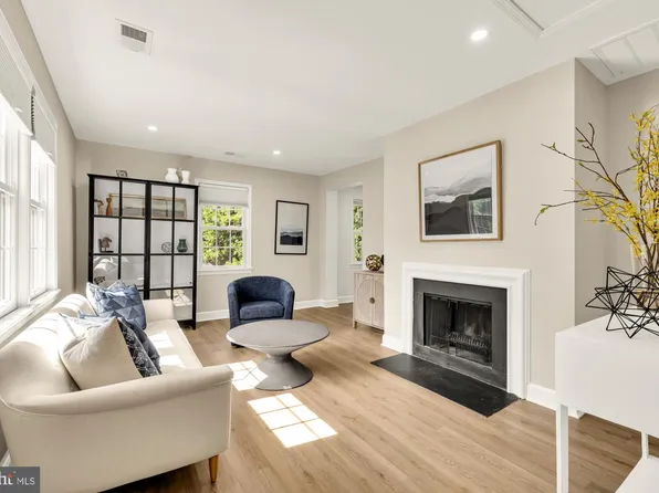 1115 N Pitt St APT 3A, Alexandria, VA 22314