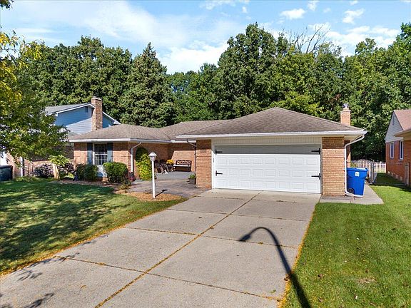 3rd image of 43782 Leeann Ln