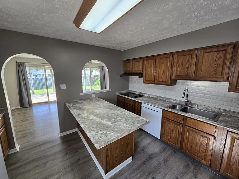 2952 Louise Ave — Photo 4