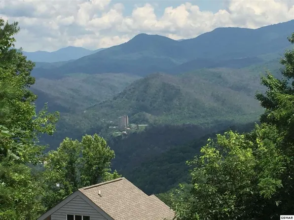 2115 Luzerne Dr, Gatlinburg, TN 37738