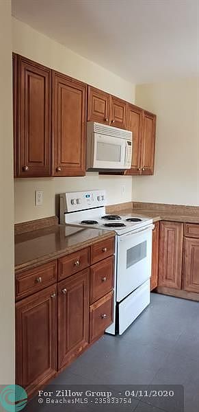 2nd image of 1828 Roosevelt St