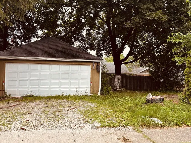 2110 Newton St — Photo 4