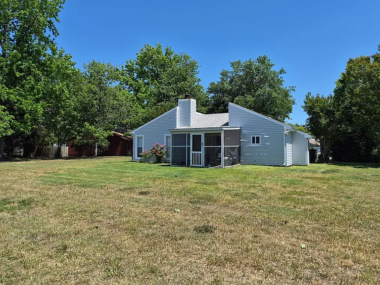 1301 Cypress Pl — Photo 12