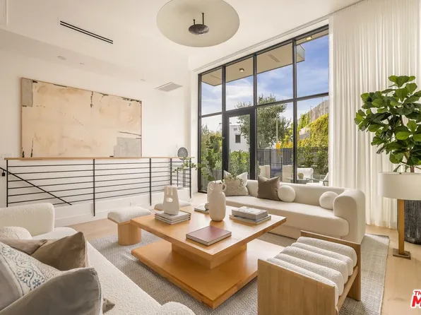 922 N West Knoll Dr, West Hollywood, CA 90069