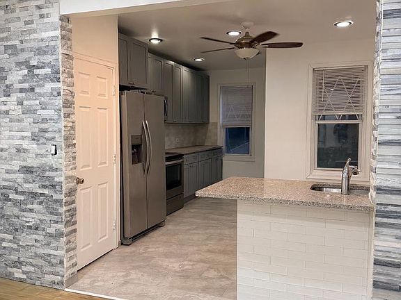 4th image of 1022 Lawrence Ave