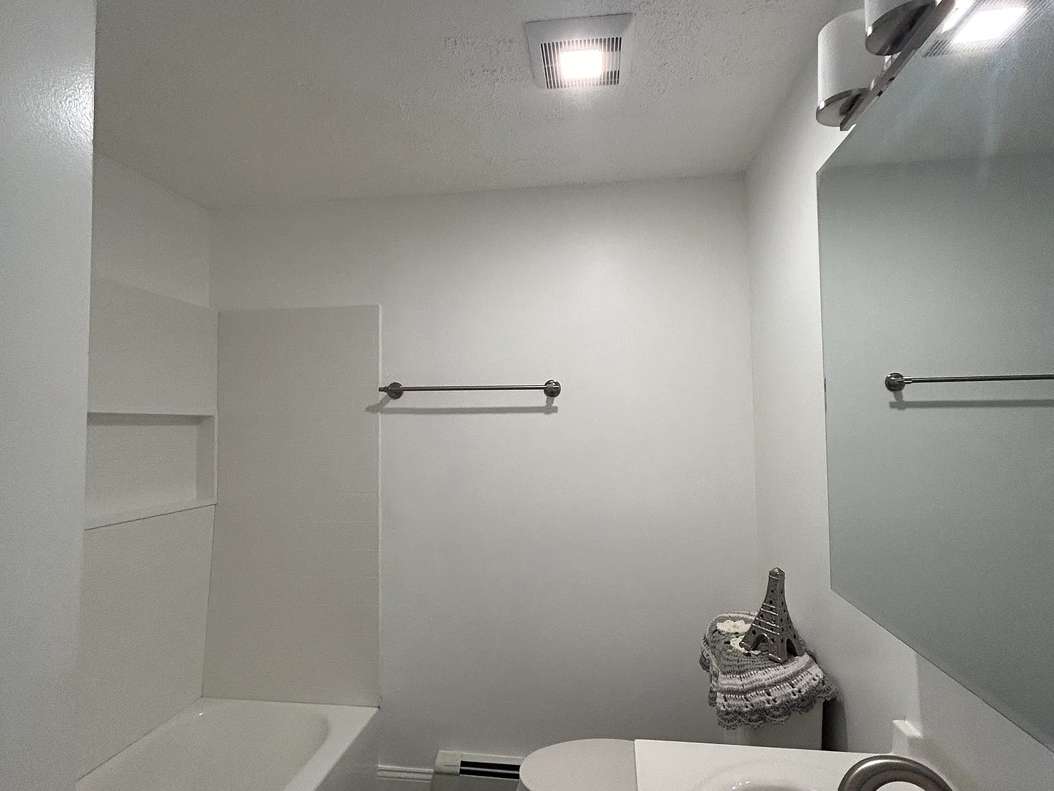 3 bed, 1.5 bath, 950 sqft, $2,300 — Photo 3