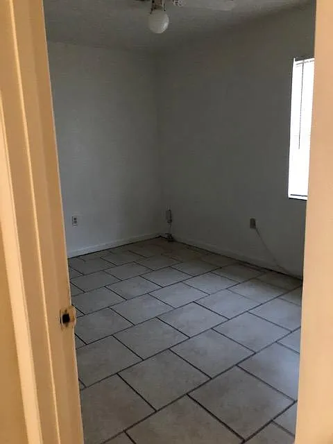 3 bed, 900 sqft, $1,900 — Photo 2