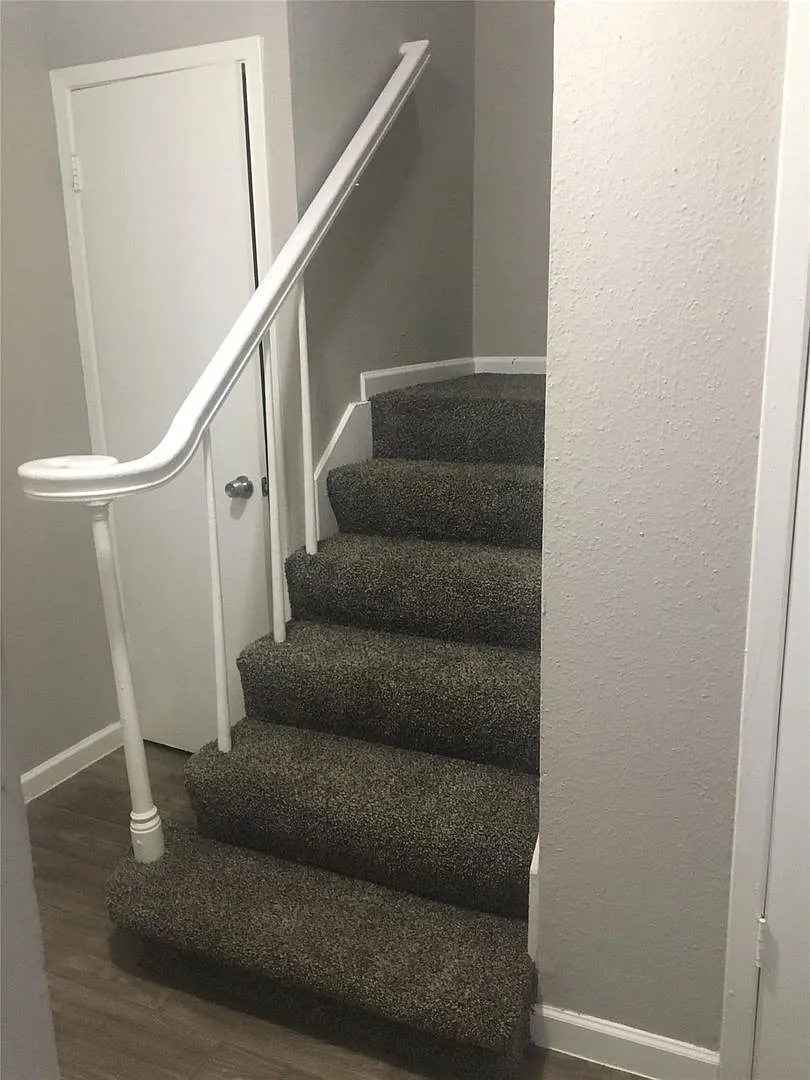 2 Bedrooms / 1.5 bathrooms townhouse — Photo 4