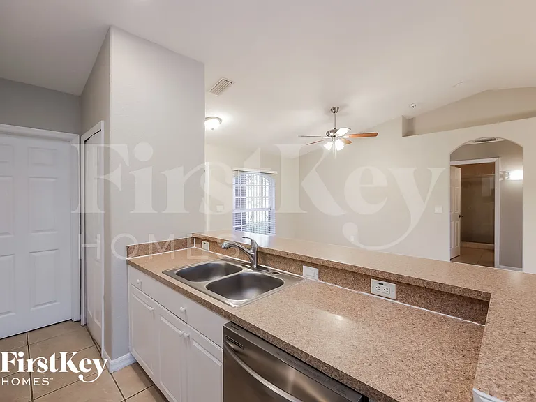 652 Keller St E — Photo 6