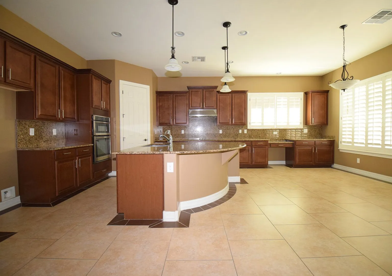 Beautiful gated 4616 square foot Chandler home with a pool! — Photo 2