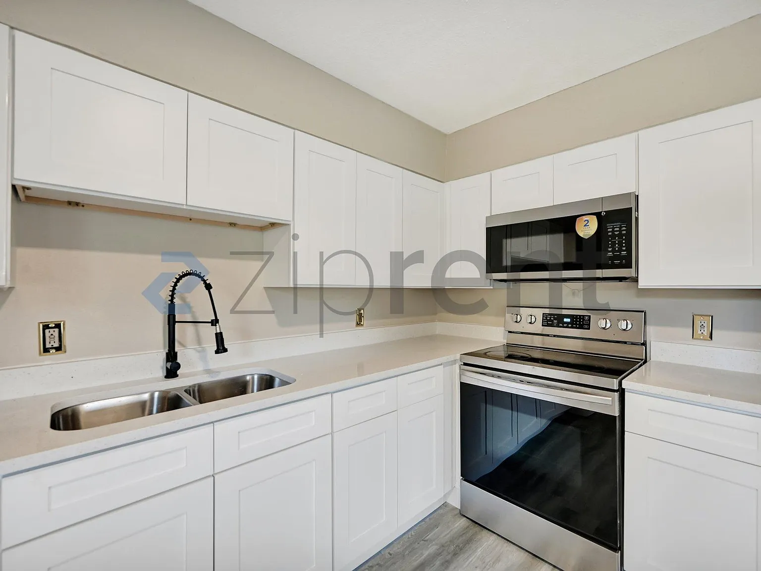 2 bed, 900 sqft, $1,800 — Photo 2