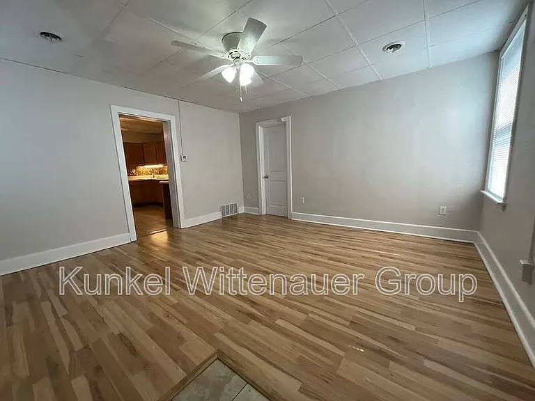 324 N Jackson St — Photo 4