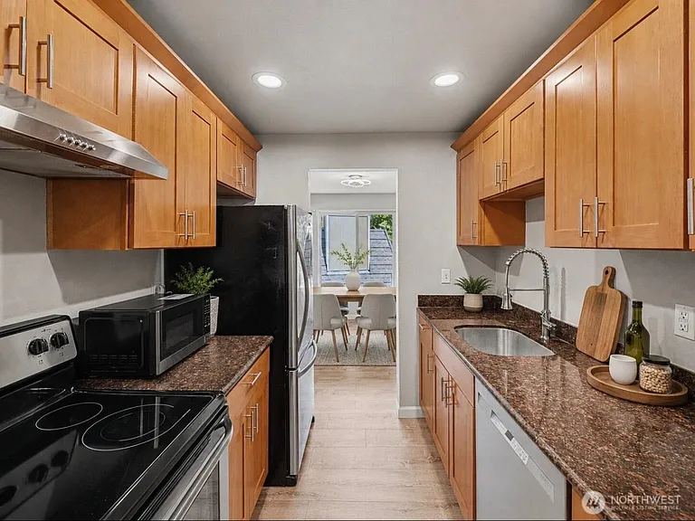 9905 NE 124th St — Photo 4