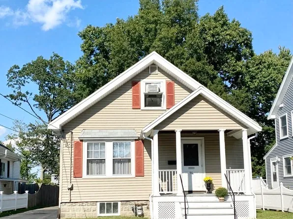 90 Oakmere St, West Roxbury, MA 02132