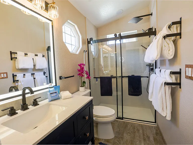 CASITA optional studio to rent
Bathroom with LED Mirror, blow dryer, shower with rain shower head, hand held shower, safety bar
Towel set for 2