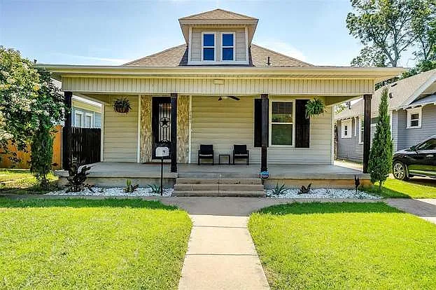 2905 S Jennings Ave — Photo 1